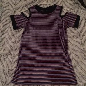 Adorable open shoulder striped shirt!!